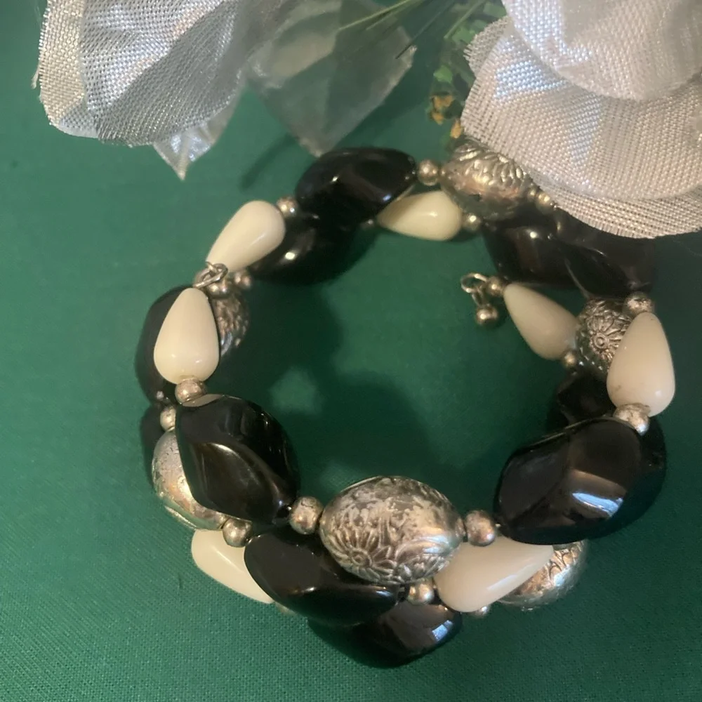 Elegant Black and White Beaded Bracelet